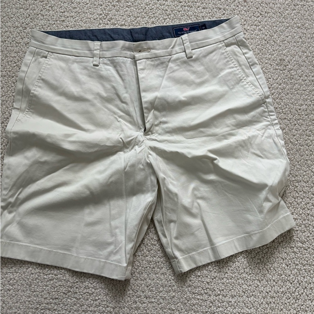 Vineyard Vines StretchShorts - Stone
8” inseam 
98% cotton 2% spandex